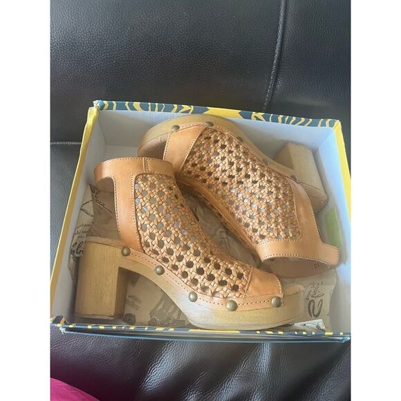 Very Volatile Los Angeles Moonstruck Gold Mules - Picture 4 of 5